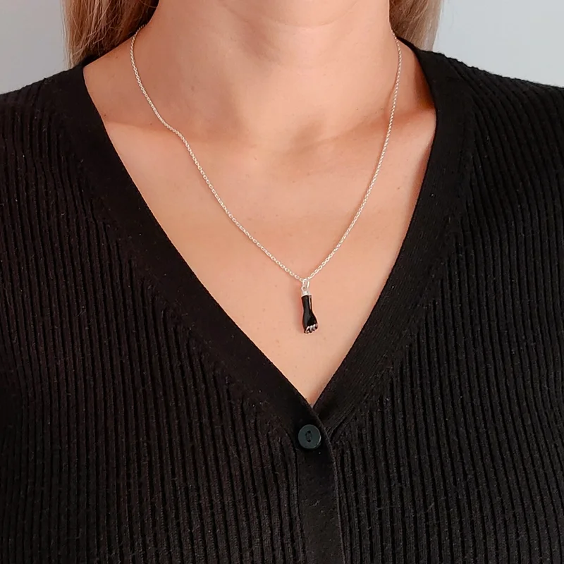 Collar con una mano negra con cadena de plata