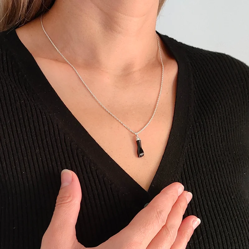 Collar mano negra con cadena de plata