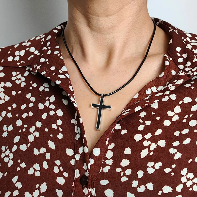 Collar cruz negra con un chapado en plata 925