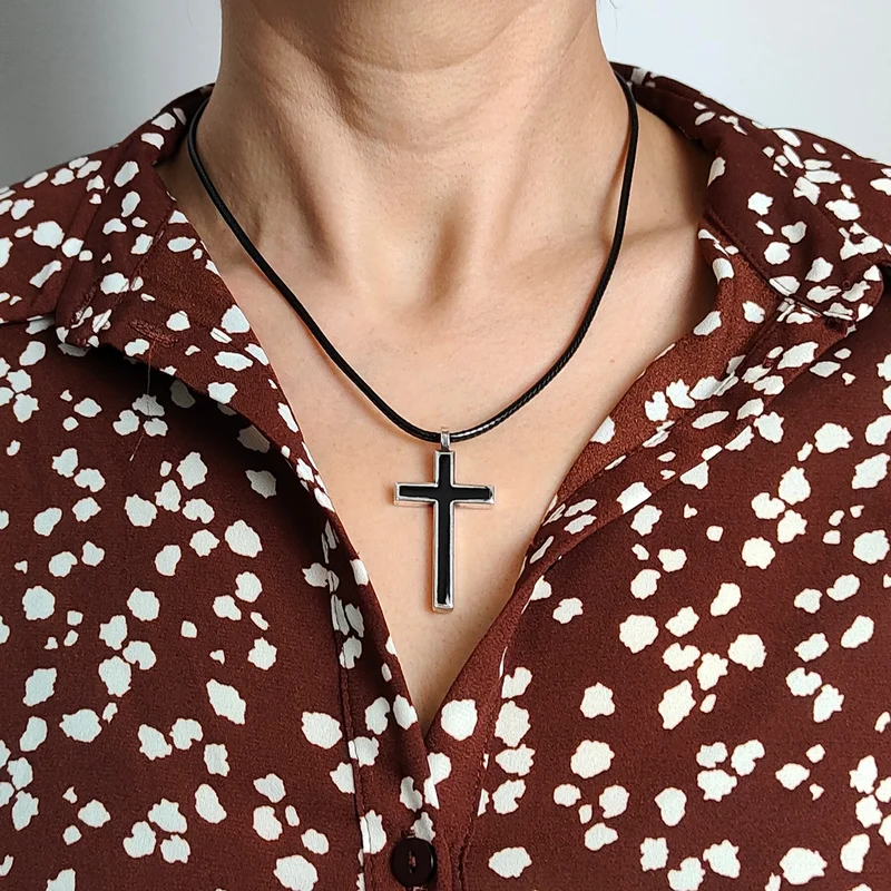 Collar cruz negra chapada en plata