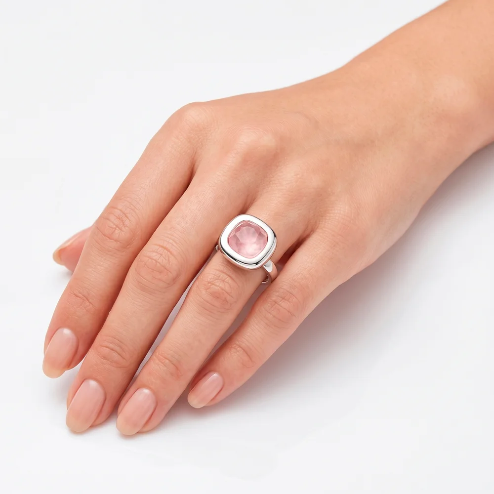 Mano de modelo con anillo rosa