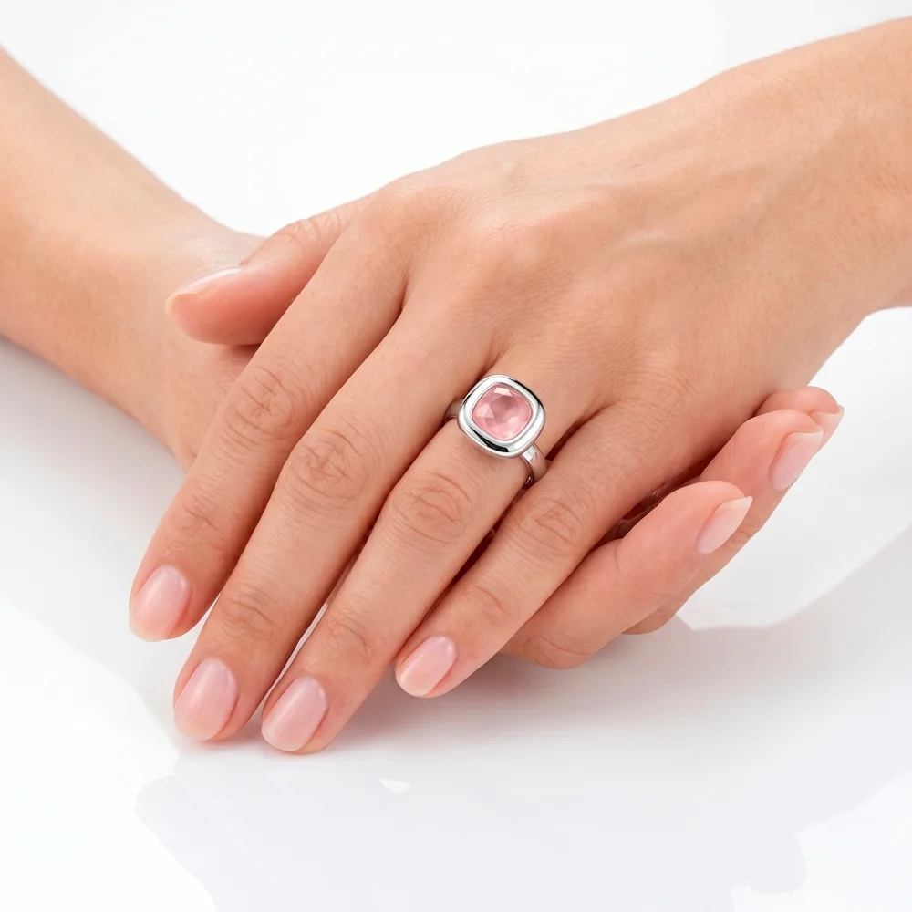 modelo de anillo con piedra tallada rosa