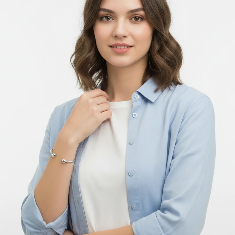 Modelo con pulsera de plata rígida
