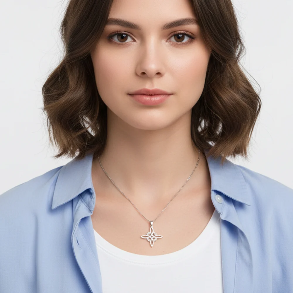 Modelo con collar nudo de bruja en acero