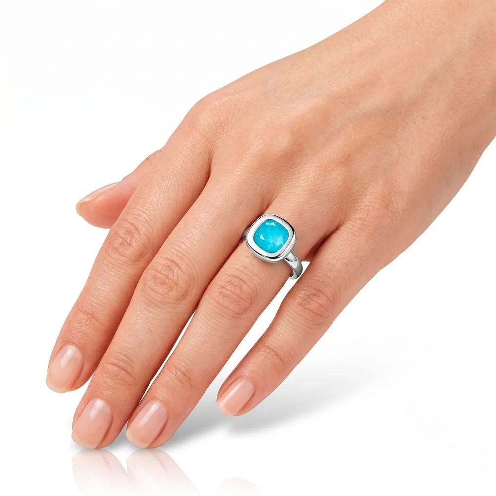 mano de modelo con anillo solitario