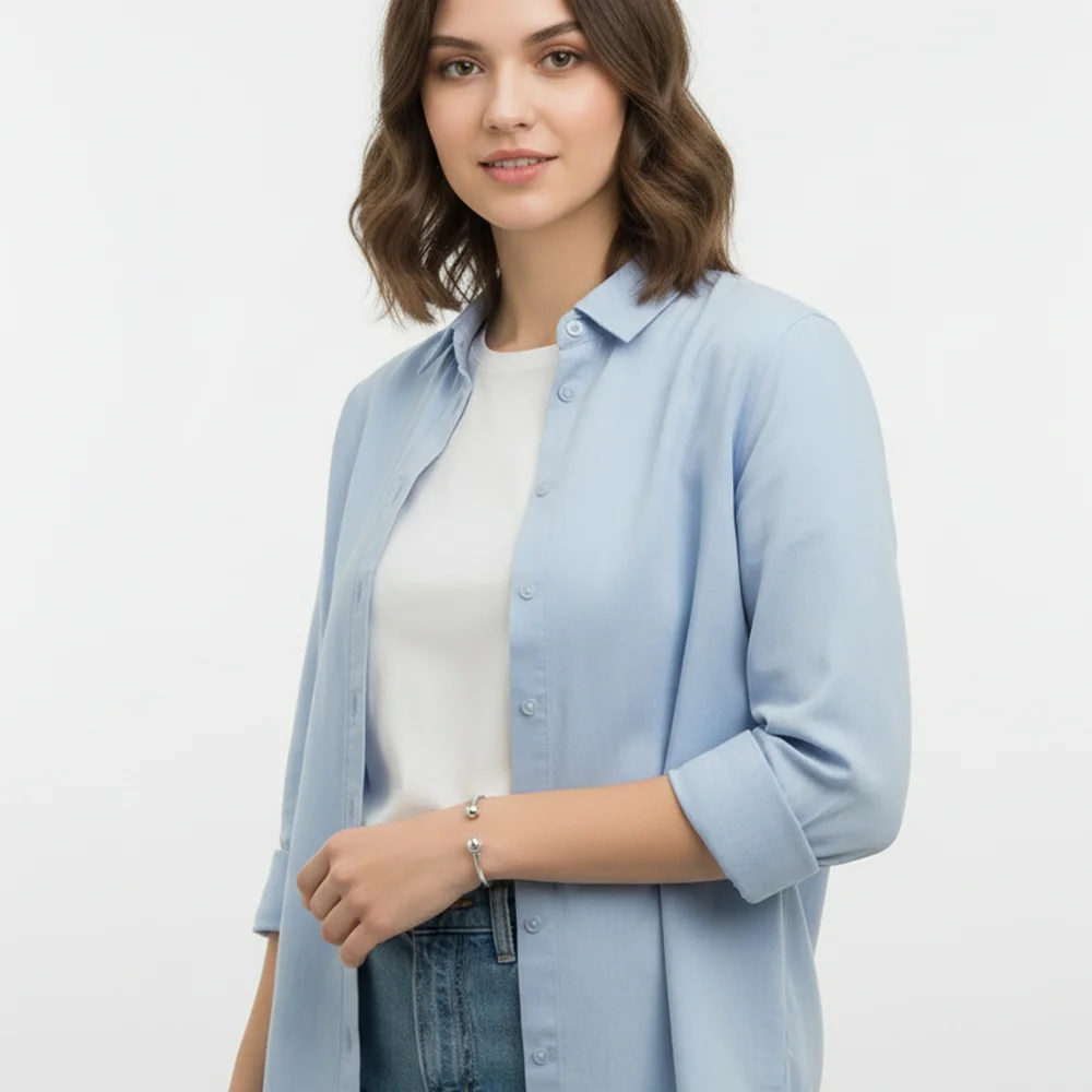 Mujer con pulsera de plata rígida