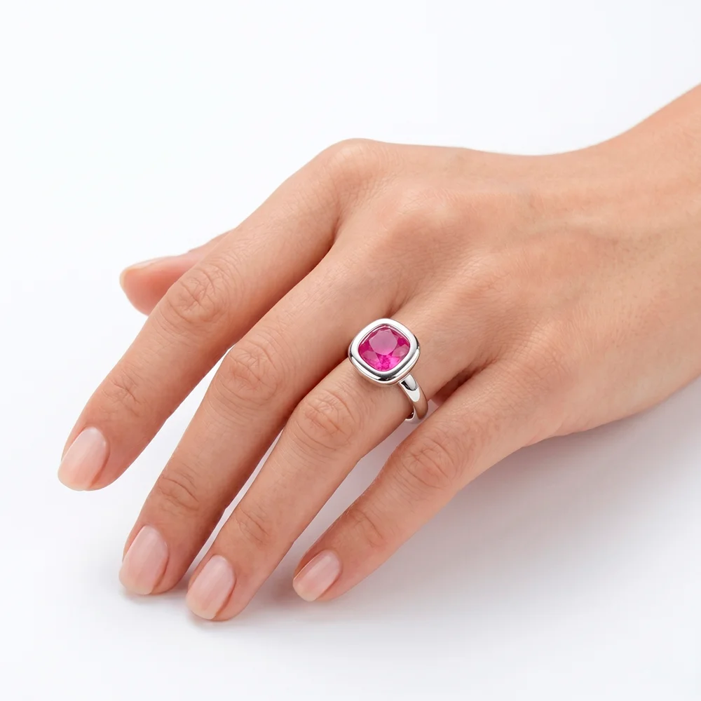 Modelo con anillo solitario fucsia