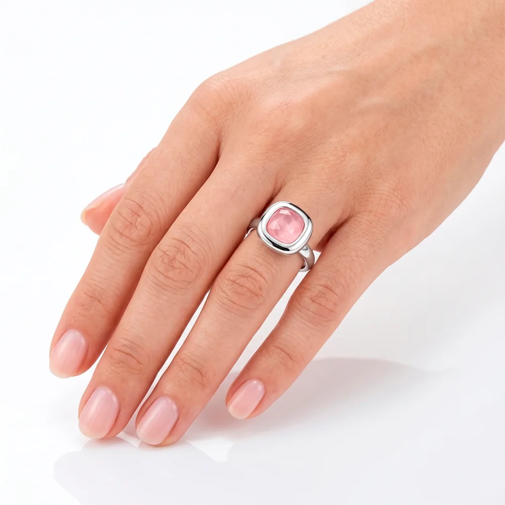 modelo con anillo rosa