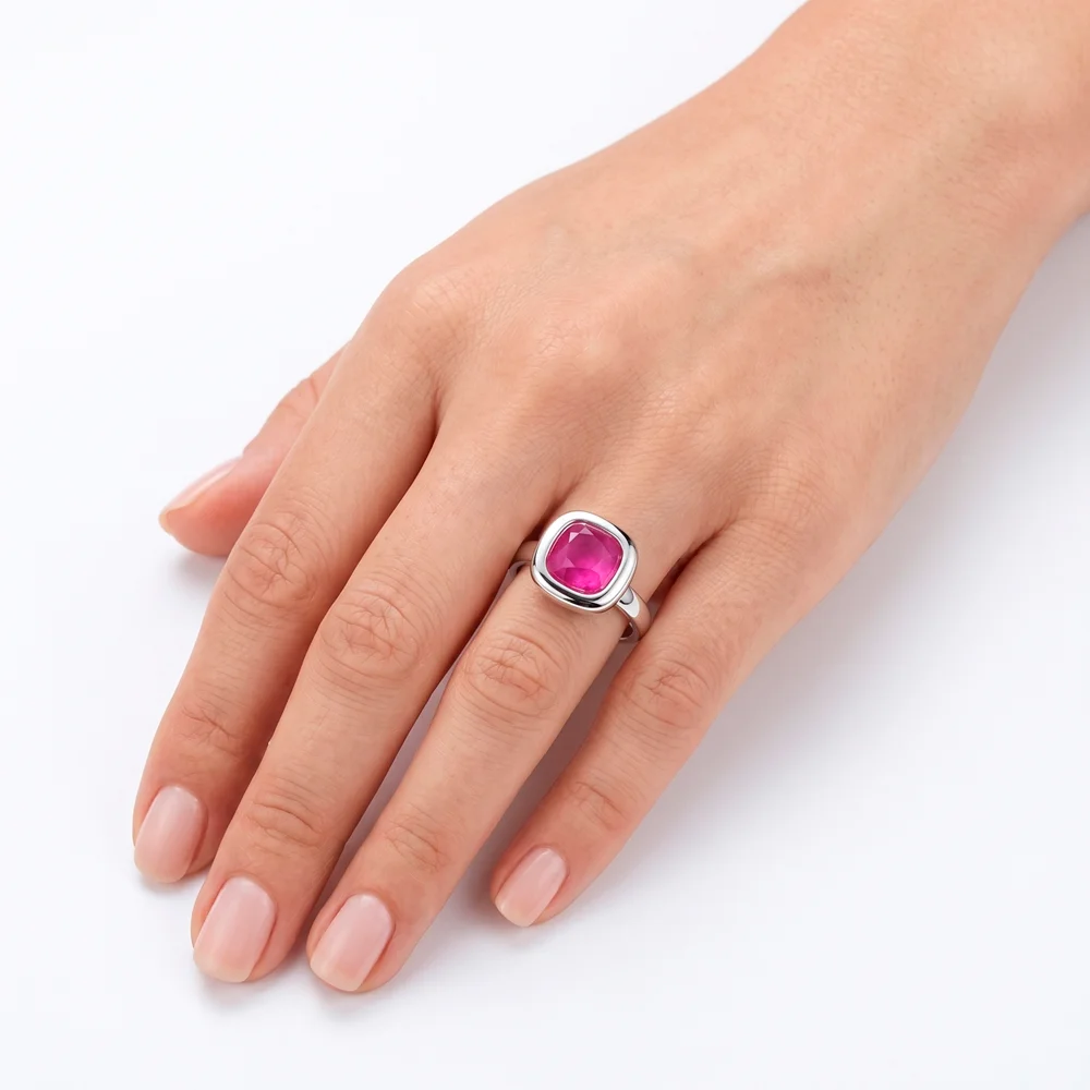 mano con anillo solitario en plata con piedra tallada fucsia