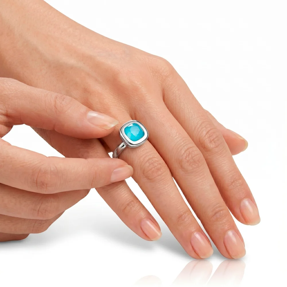 modelo mano con anillo ajustable turquesa