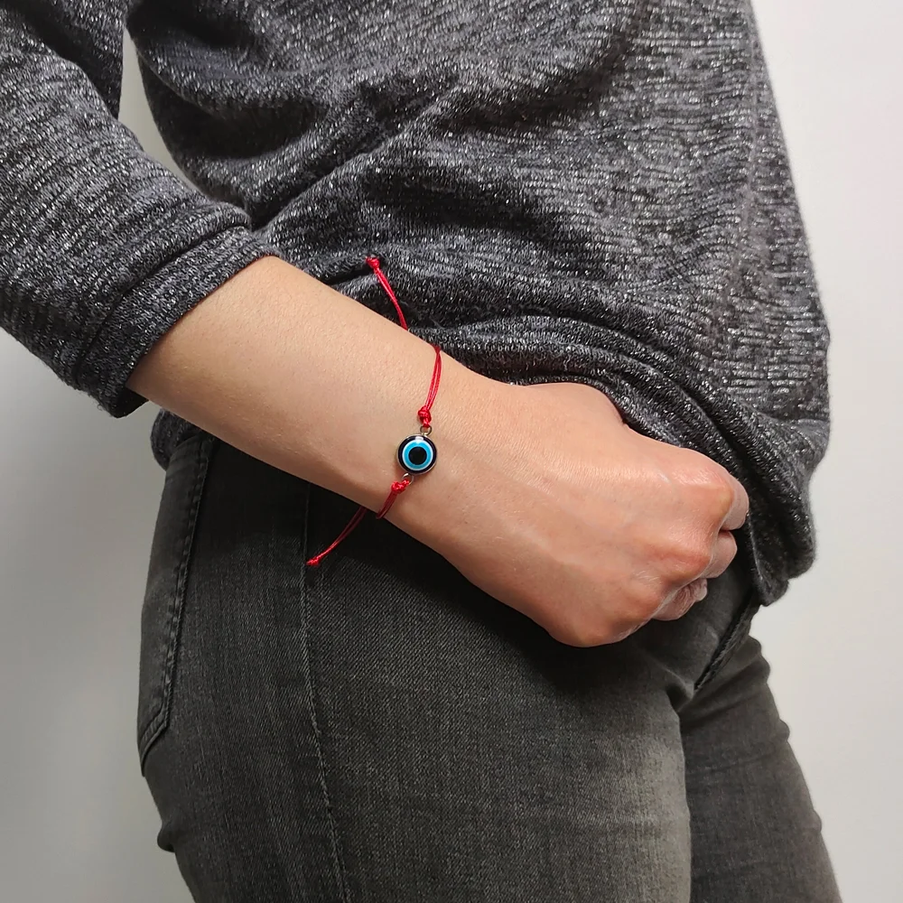 Modelo con una pulsera roja Ojo Turco de acero