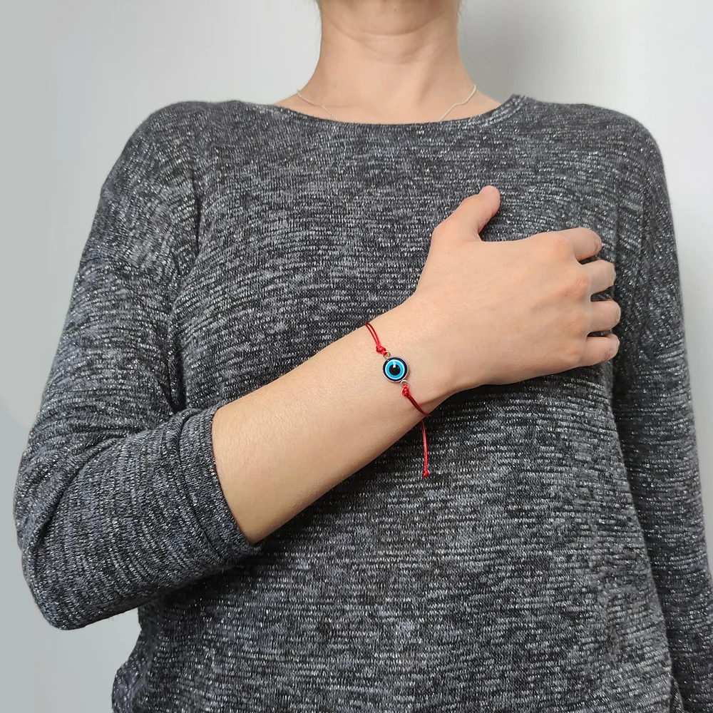 Modelo con pulsera roja Ojo Turco de acero